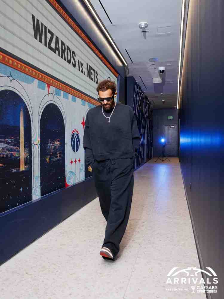 奇才入场照:状元迪班萨身着皮衣 特雷·杨墨镜卫衣休闲风